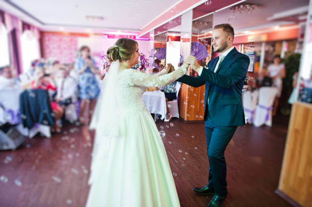 Dansend bruidspaar tijdens openingsdans bruiloft met bruiloft DJ